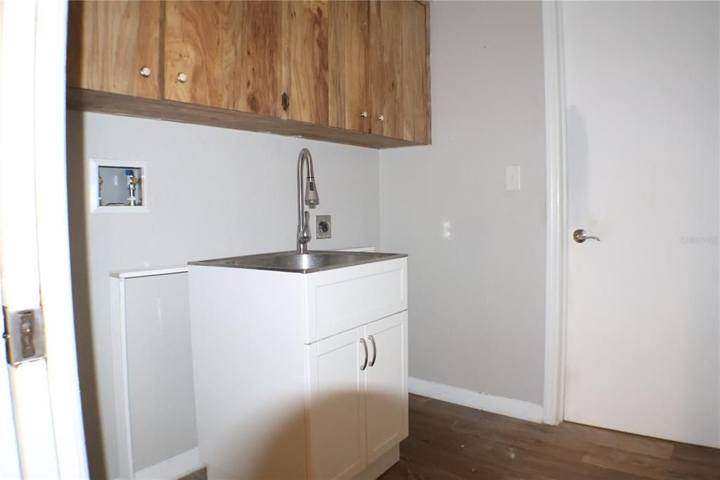 Activo con contrato: $369,000 (4 camas, 4 baños, 3190 Pies cuadrados)