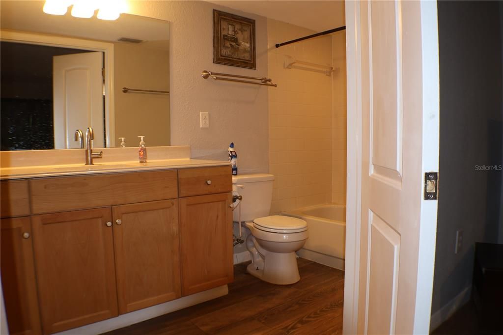 Activo con contrato: $369,000 (4 camas, 4 baños, 3190 Pies cuadrados)