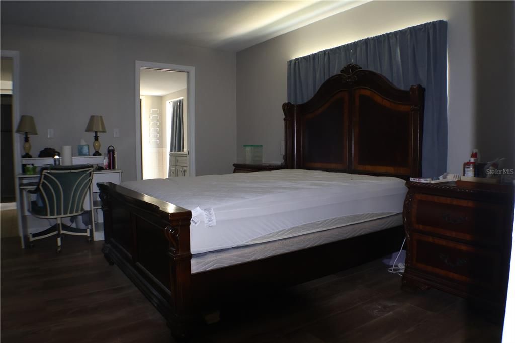 Activo con contrato: $369,000 (4 camas, 4 baños, 3190 Pies cuadrados)