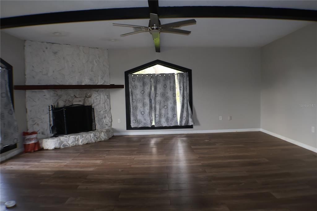 Activo con contrato: $369,000 (4 camas, 4 baños, 3190 Pies cuadrados)