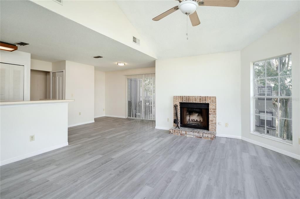 На продажу: $198,500 (2 спален, 2 ванн, 998 Квадратных фут)