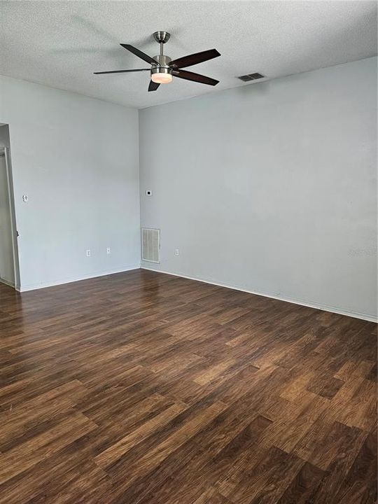 Под контрактом: $230,000 (3 спален, 2 ванн, 1317 Квадратных фут)