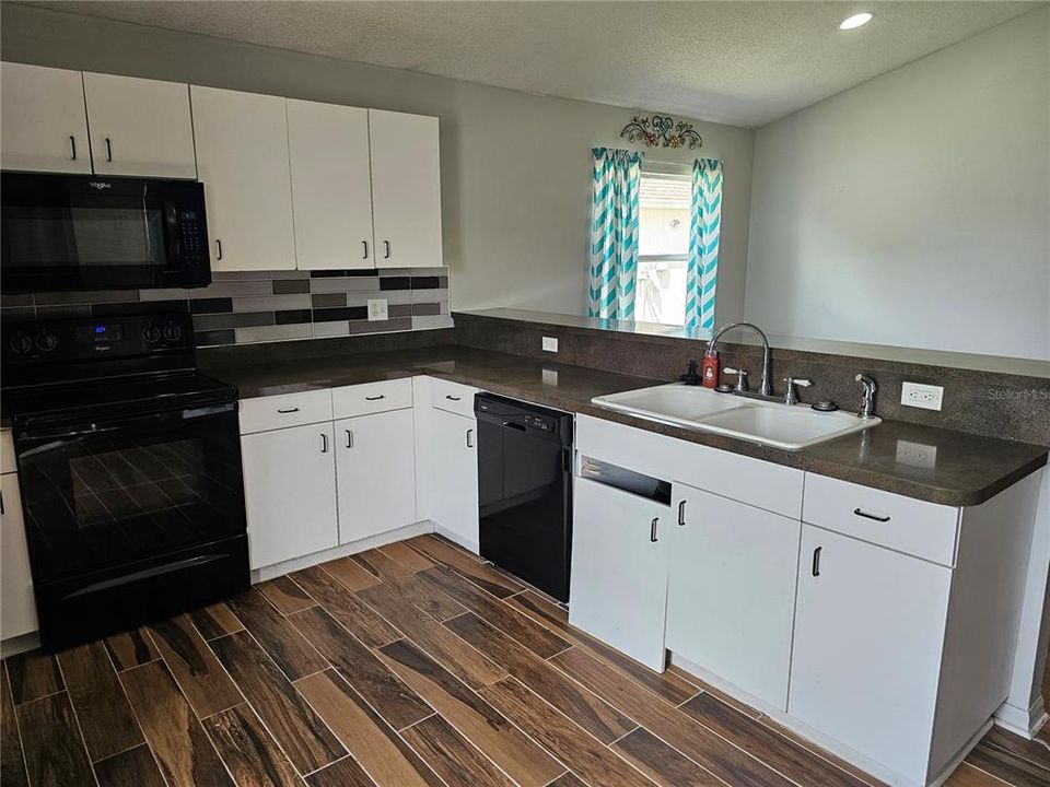 Под контрактом: $230,000 (3 спален, 2 ванн, 1317 Квадратных фут)