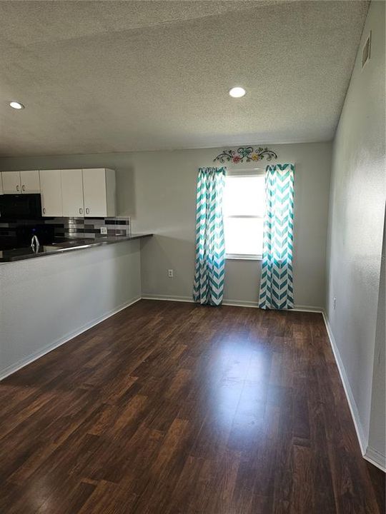 Под контрактом: $230,000 (3 спален, 2 ванн, 1317 Квадратных фут)