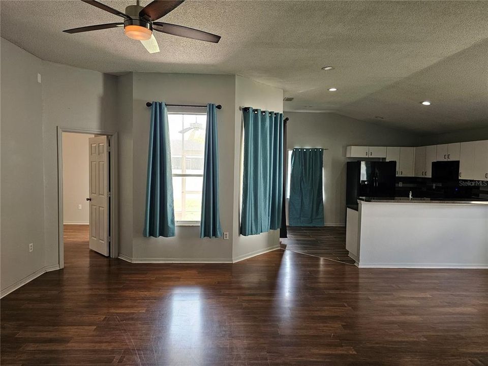 Под контрактом: $230,000 (3 спален, 2 ванн, 1317 Квадратных фут)