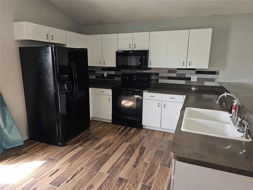 Под контрактом: $230,000 (3 спален, 2 ванн, 1317 Квадратных фут)