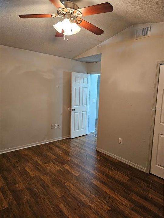 Под контрактом: $230,000 (3 спален, 2 ванн, 1317 Квадратных фут)