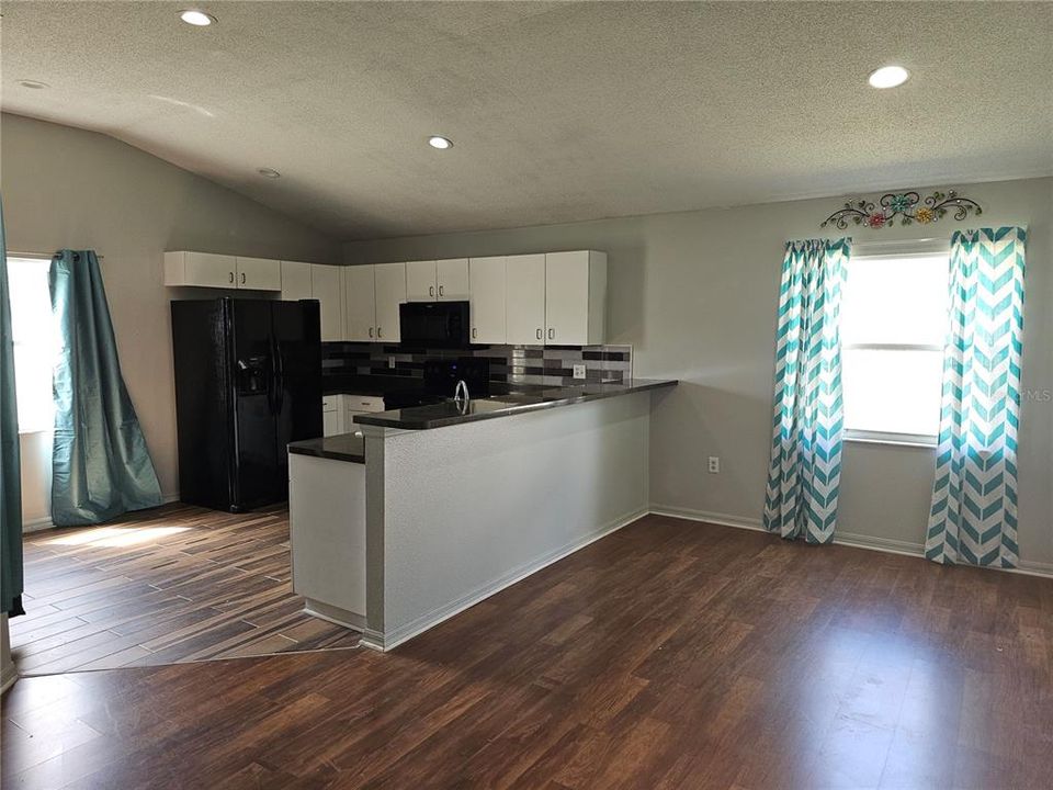 Под контрактом: $230,000 (3 спален, 2 ванн, 1317 Квадратных фут)