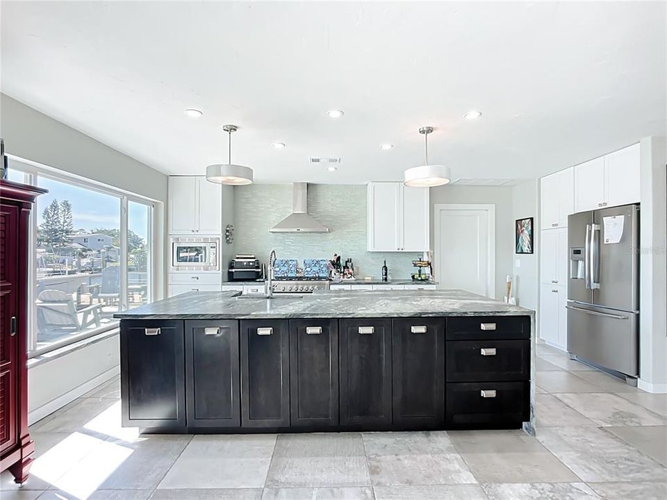 En Venta: $829,000 (3 camas, 2 baños, 2324 Pies cuadrados)