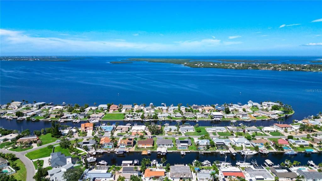 En Venta: $829,000 (3 camas, 2 baños, 2324 Pies cuadrados)