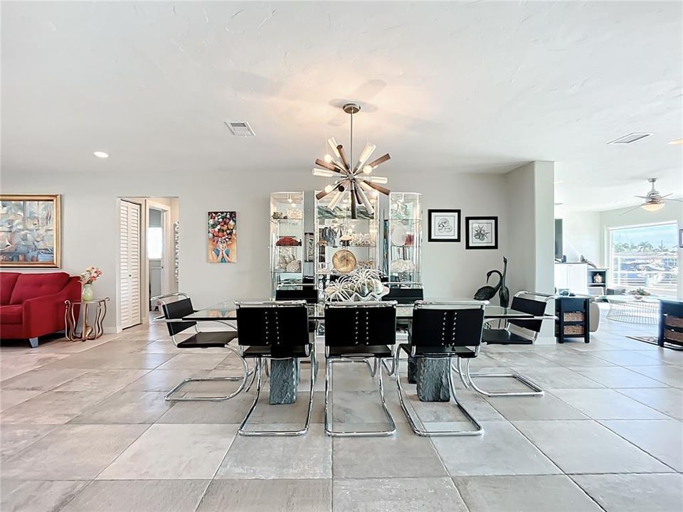 En Venta: $829,000 (3 camas, 2 baños, 2324 Pies cuadrados)