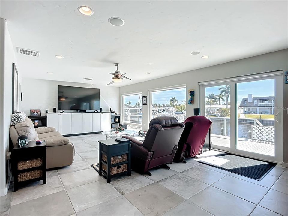 En Venta: $829,000 (3 camas, 2 baños, 2324 Pies cuadrados)