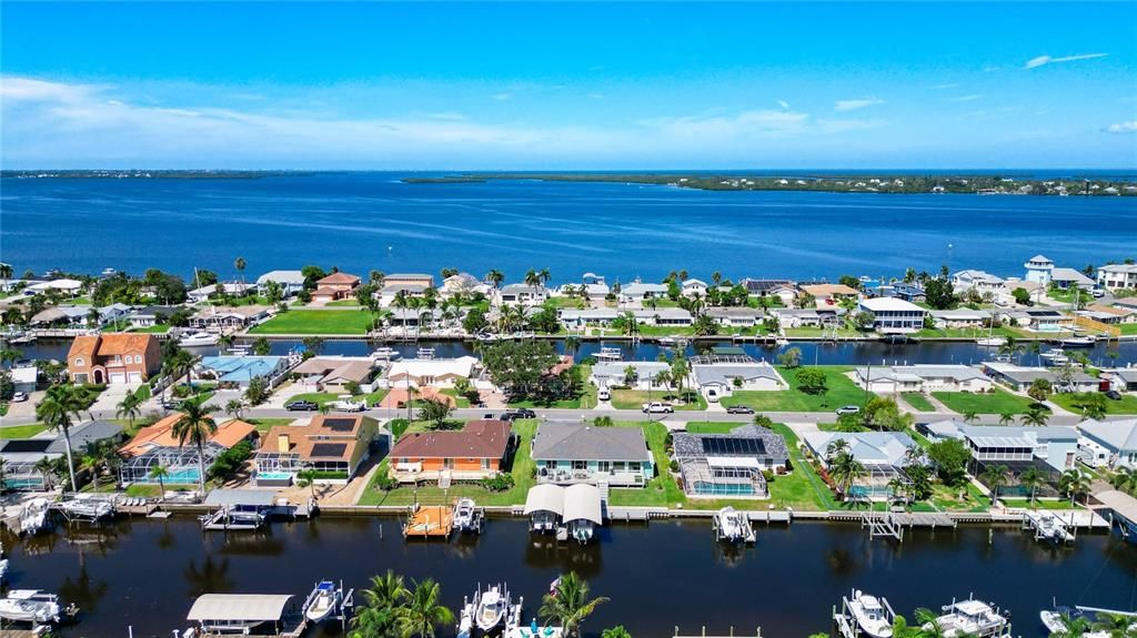 En Venta: $829,000 (3 camas, 2 baños, 2324 Pies cuadrados)