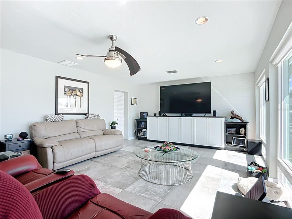 En Venta: $829,000 (3 camas, 2 baños, 2324 Pies cuadrados)