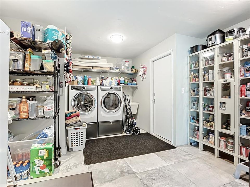 En Venta: $829,000 (3 camas, 2 baños, 2324 Pies cuadrados)