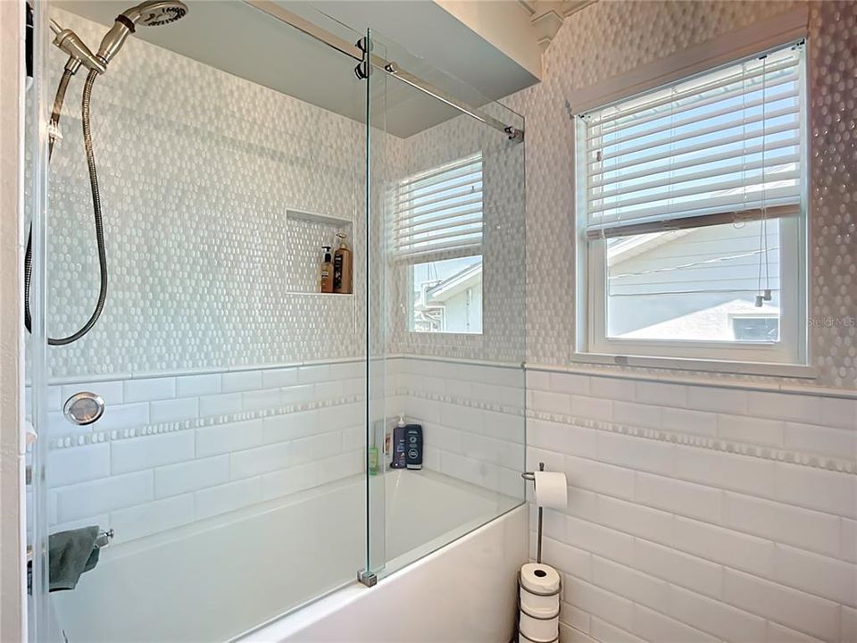 En Venta: $829,000 (3 camas, 2 baños, 2324 Pies cuadrados)