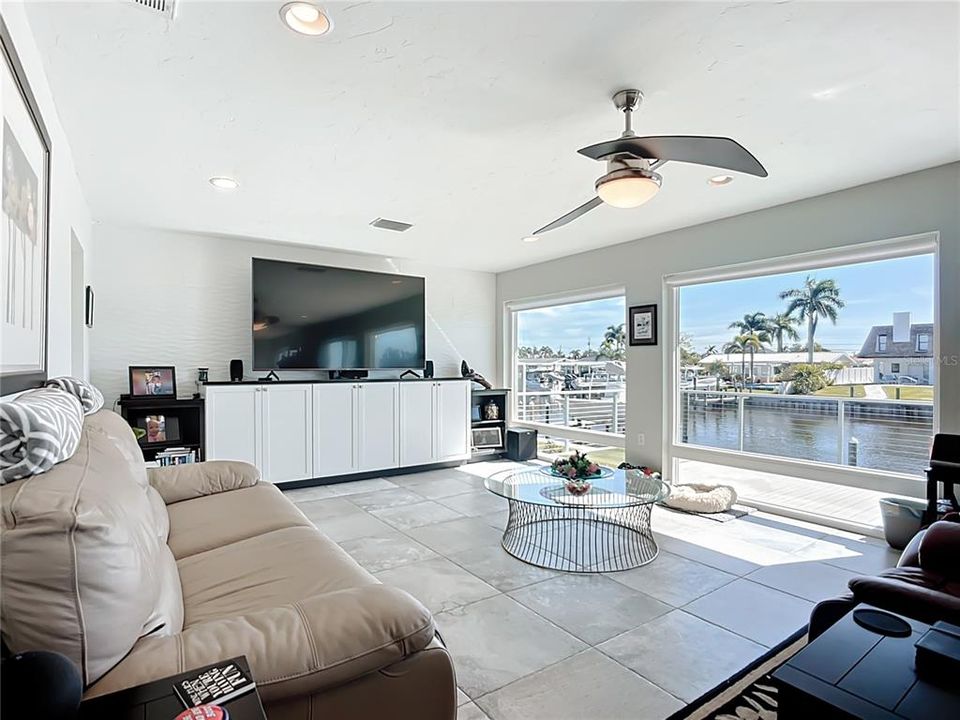 En Venta: $829,000 (3 camas, 2 baños, 2324 Pies cuadrados)