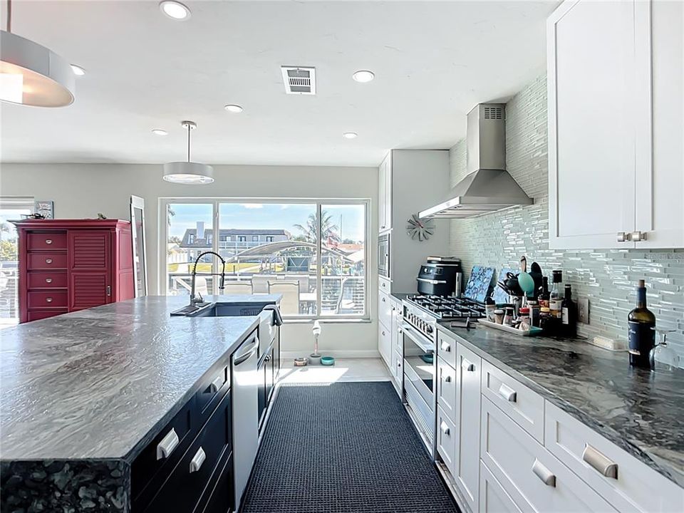 En Venta: $829,000 (3 camas, 2 baños, 2324 Pies cuadrados)