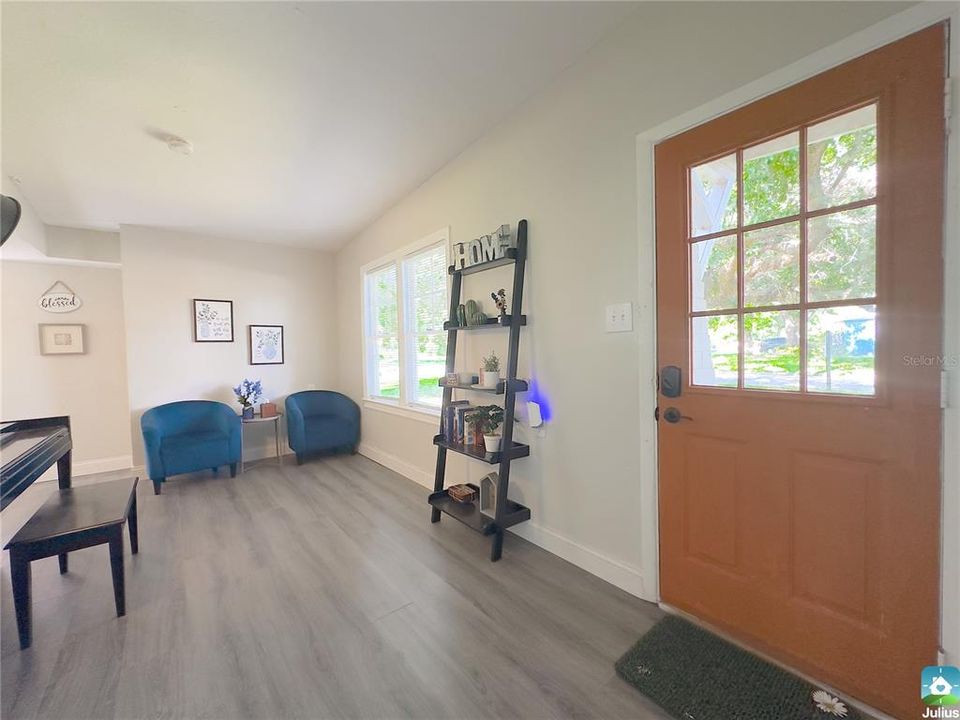 合同活跃: $239,900 (2 贝兹, 1 浴室, 1190 平方英尺)