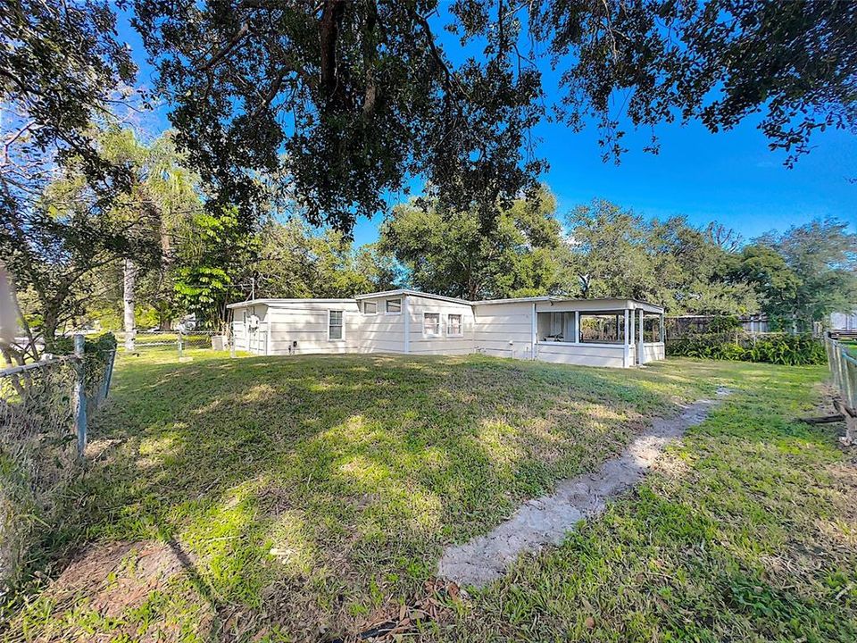 合同活跃: $239,900 (2 贝兹, 1 浴室, 1190 平方英尺)