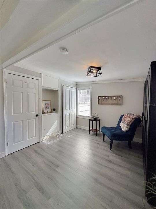 合同活跃: $239,900 (2 贝兹, 1 浴室, 1190 平方英尺)