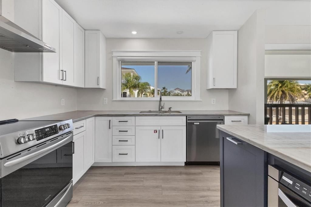 出租: $10,000 (3 贝兹, 2 浴室, 1882 平方英尺)