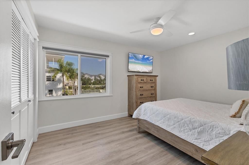 出租: $10,000 (3 贝兹, 2 浴室, 1882 平方英尺)