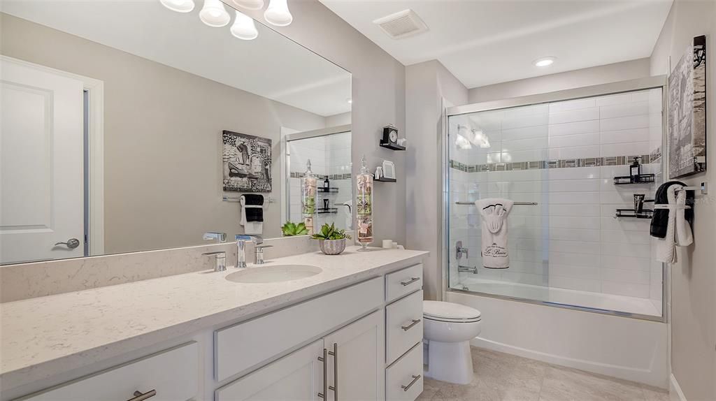 合同活跃: $1,599,000 (4 贝兹, 4 浴室, 3963 平方英尺)