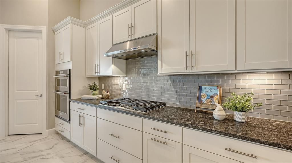 合同活跃: $1,599,000 (4 贝兹, 4 浴室, 3963 平方英尺)