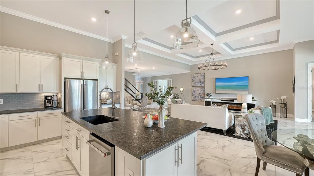 合同活跃: $1,599,000 (4 贝兹, 4 浴室, 3963 平方英尺)