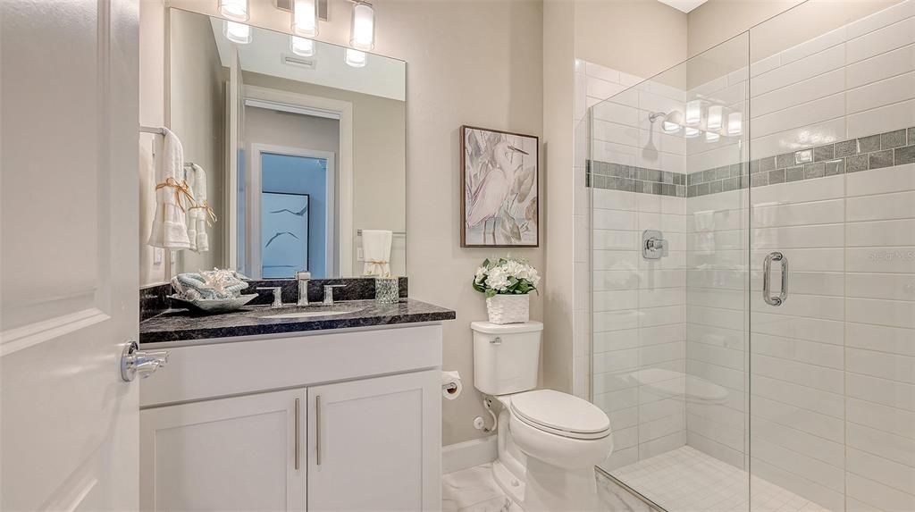 合同活跃: $1,599,000 (4 贝兹, 4 浴室, 3963 平方英尺)