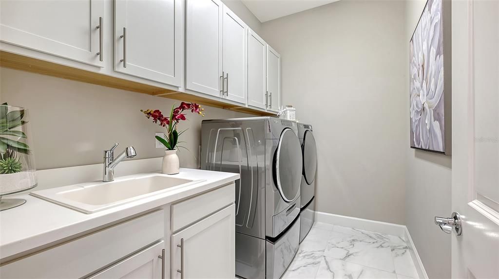 合同活跃: $1,599,000 (4 贝兹, 4 浴室, 3963 平方英尺)