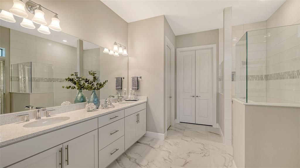 合同活跃: $1,599,000 (4 贝兹, 4 浴室, 3963 平方英尺)