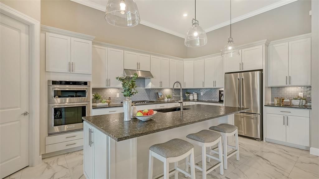 合同活跃: $1,599,000 (4 贝兹, 4 浴室, 3963 平方英尺)