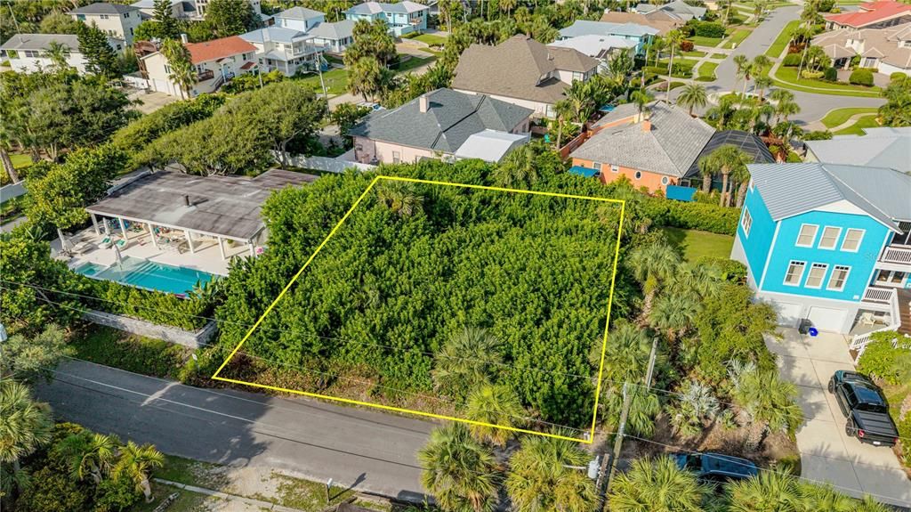 На продажу: $1,300,000 (0.22 acres)