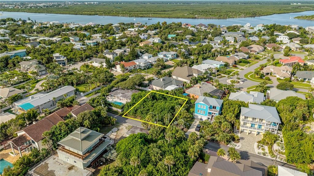 На продажу: $1,300,000 (0.22 acres)