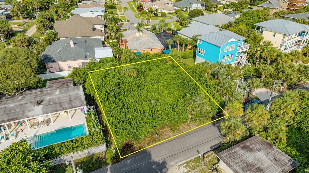 На продажу: $1,300,000 (0.22 acres)