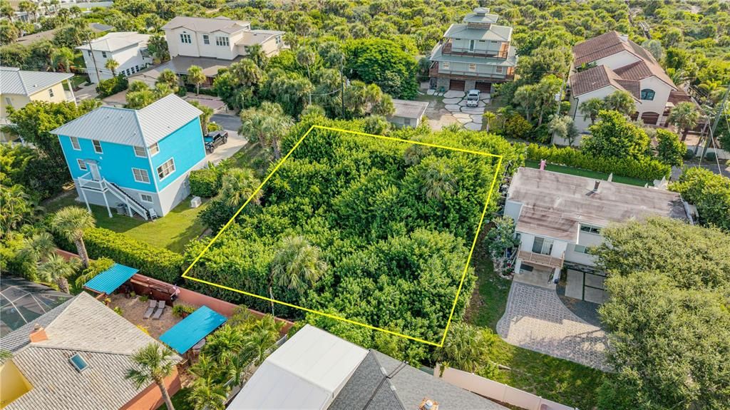 На продажу: $1,300,000 (0.22 acres)