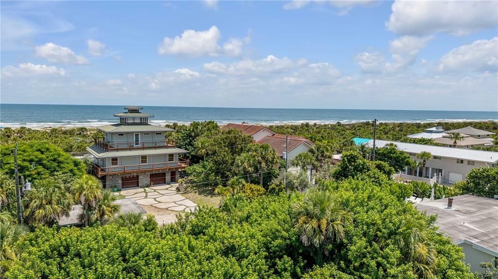 На продажу: $1,300,000 (0.22 acres)