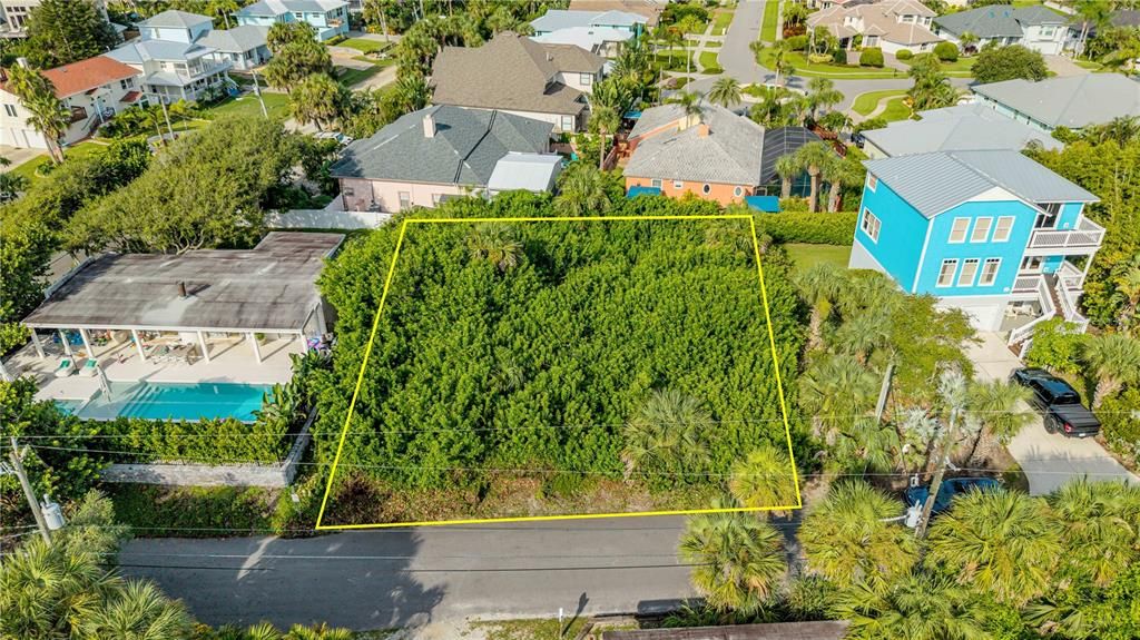 На продажу: $1,300,000 (0.22 acres)