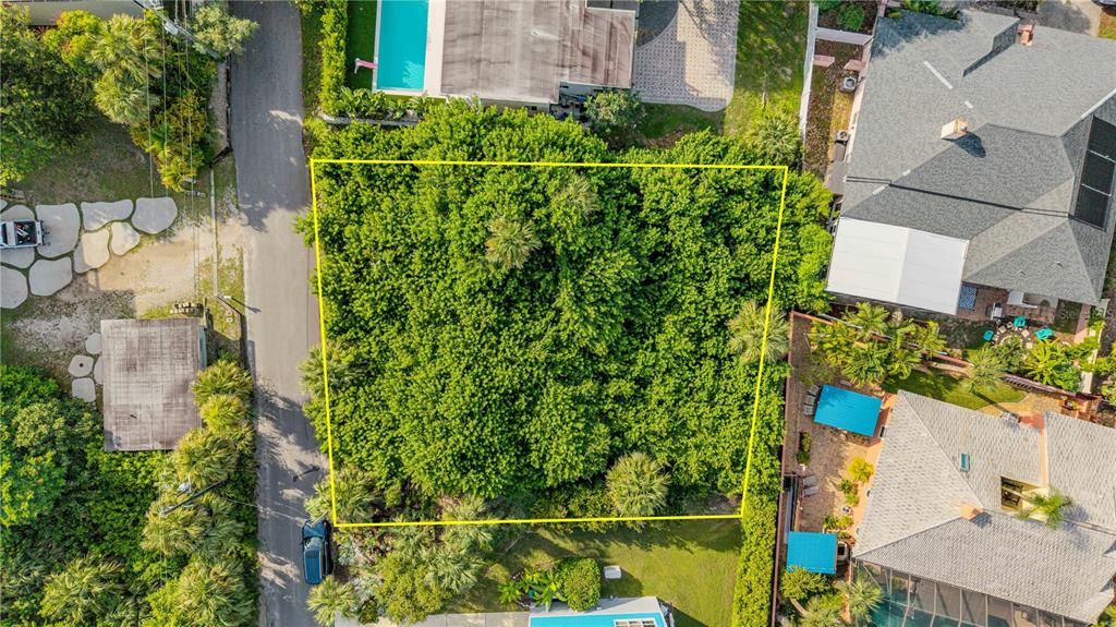 На продажу: $1,300,000 (0.22 acres)