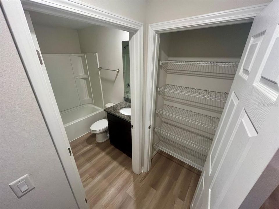 待售: $399,000 (4 贝兹, 0 浴室, 1957 平方英尺)