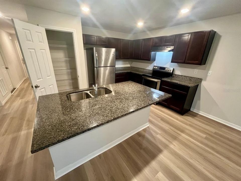 待售: $399,000 (4 贝兹, 0 浴室, 1957 平方英尺)