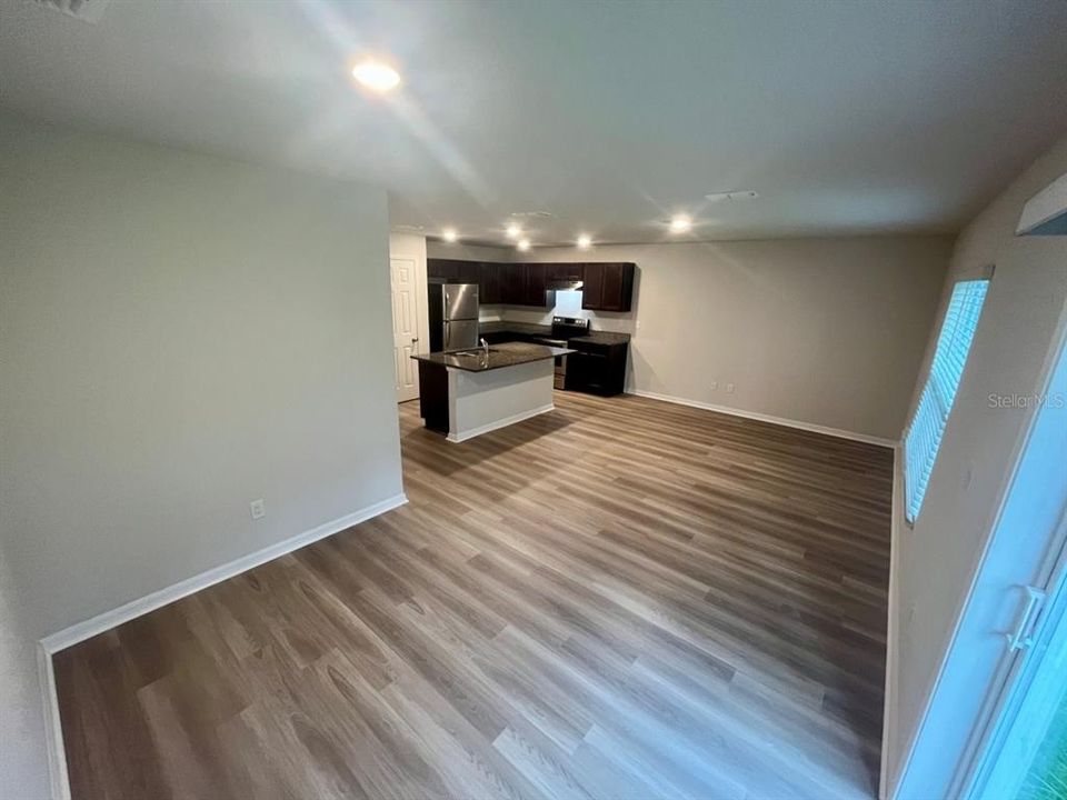 待售: $399,000 (4 贝兹, 0 浴室, 1957 平方英尺)