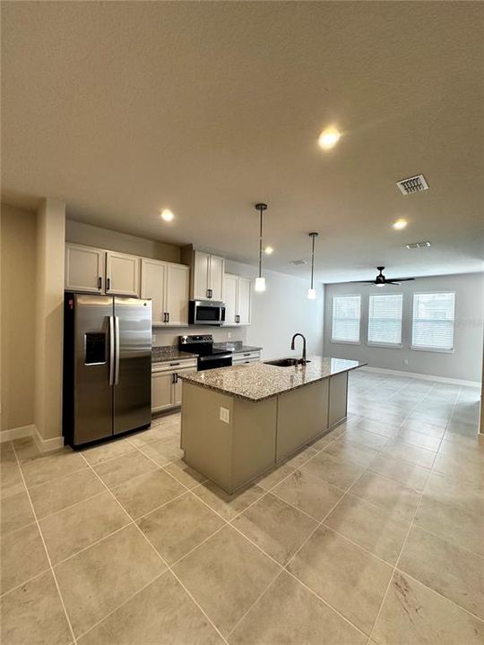 For Rent: $2,150 (3 beds, 2 baths, 1687 Square Feet)