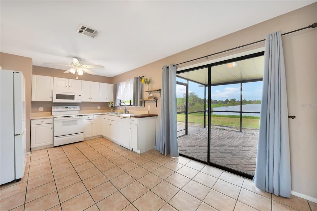 Active With Contract: $199,900 (2 beds, 1 baths, 900 Square Feet)