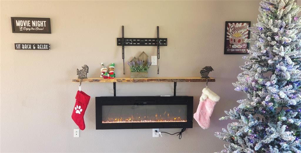 Active With Contract: $199,900 (2 beds, 1 baths, 900 Square Feet)