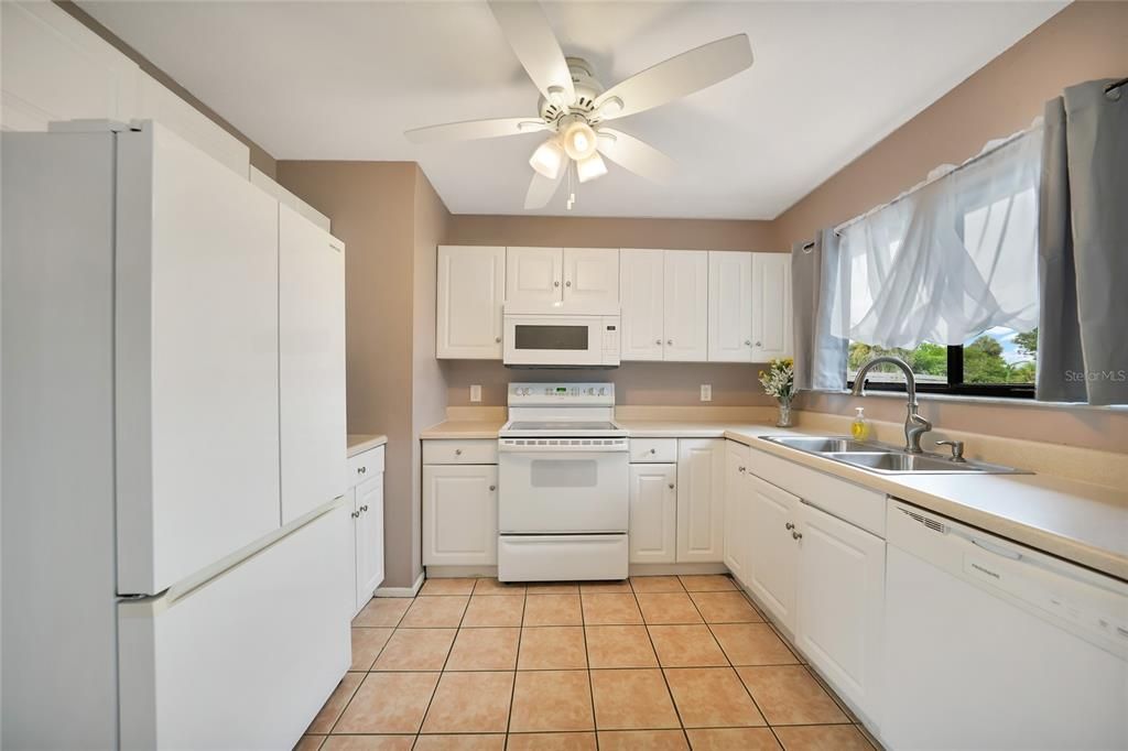 Active With Contract: $199,900 (2 beds, 1 baths, 900 Square Feet)
