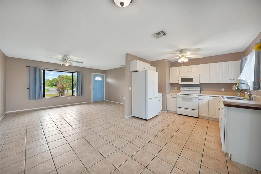 Active With Contract: $199,900 (2 beds, 1 baths, 900 Square Feet)