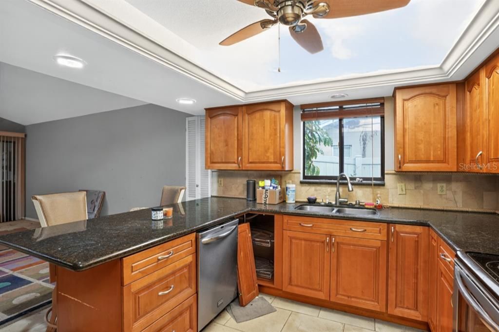 Под контрактом: $458,000 (3 спален, 2 ванн, 1621 Квадратных фут)